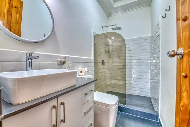 Casa Colonial Queen Room ensuite bathroom