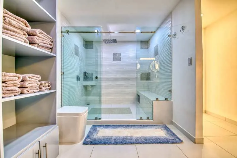 Castillo Colonial King Suite walk-in glass shower