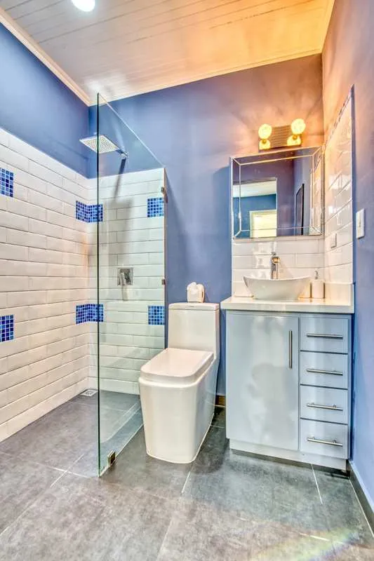 Castillo Colonial Ocean View Queen ensuite bathroom with glass shower