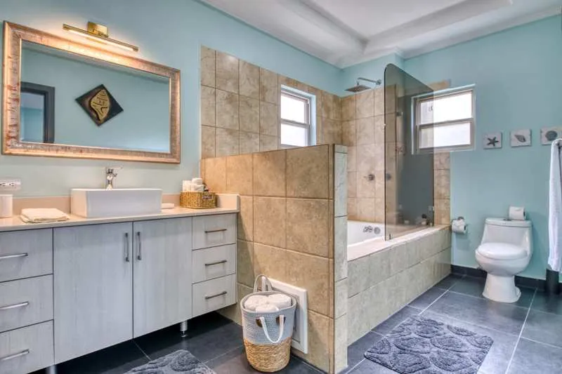Garden King Suite ensuite bathroom with soaking tub