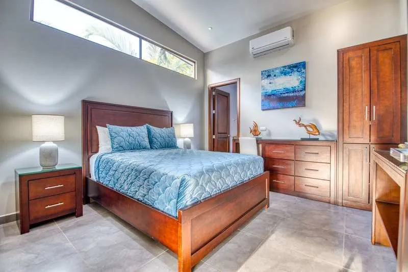 Seascape Queen Room bedroom